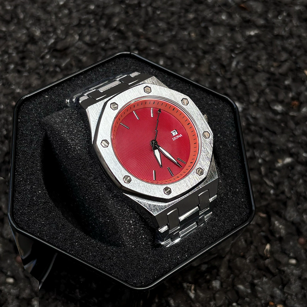 O1CN01r2DxG61PLRTYUhQ8O_2218131131824-0-cib.webp Fashion men's watch new sports waterproof band calendar watch foreign trade hot wholesale - Image 1