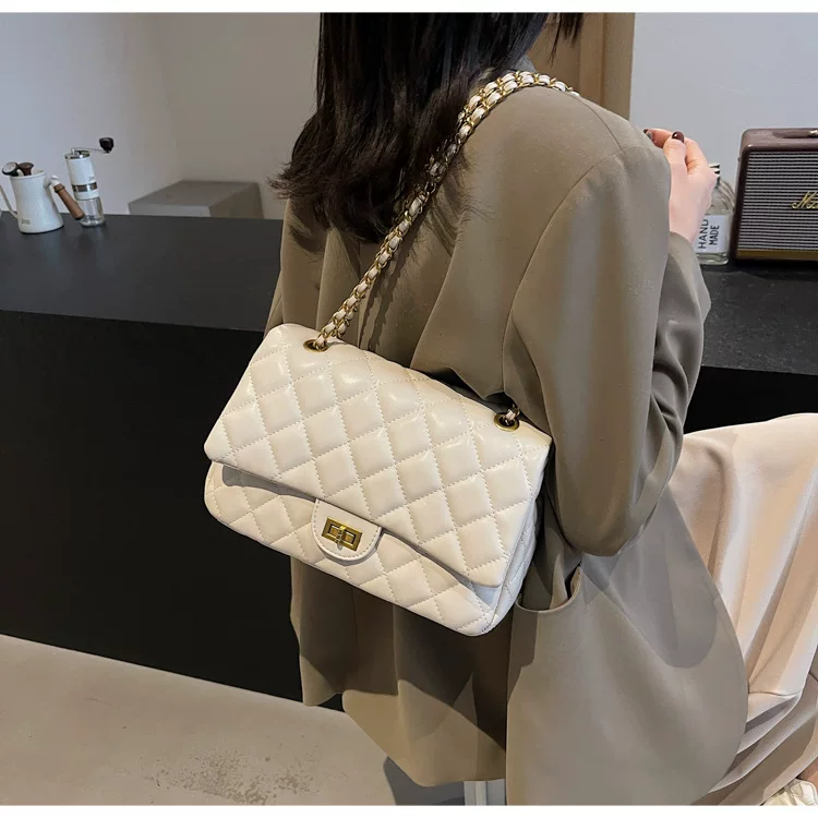 Lingge Chain European and American Retro Fashion Commuter Small Square Bag 31 undefined