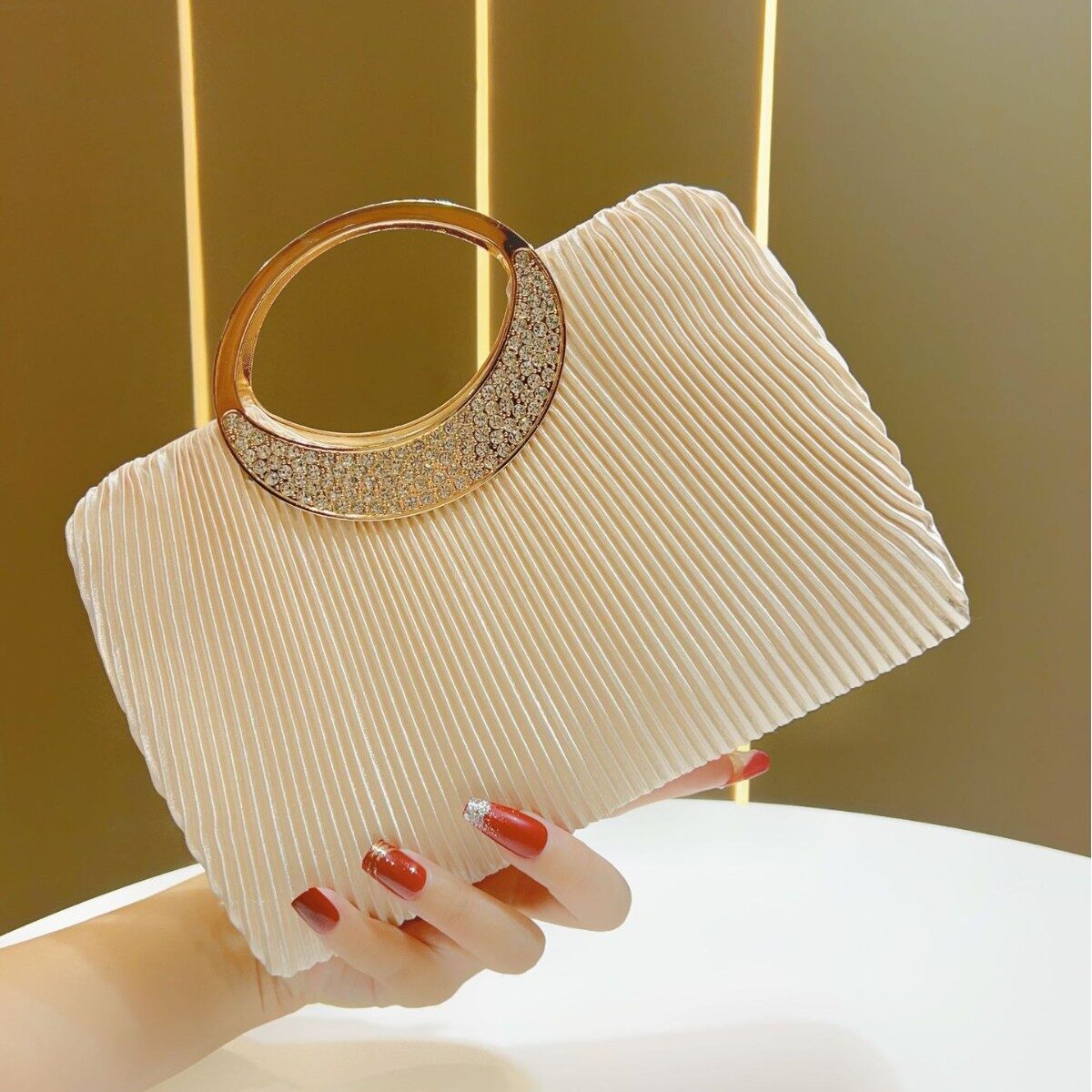 O1CN018m0Etf2LHXpFX7OgF_2216856689667-0-cib.jpg New Pleated Handbag Fashion All-match Fine Flash Evening Bag Elegant Crescent Bag Banquet Hand Bag - Image 1
