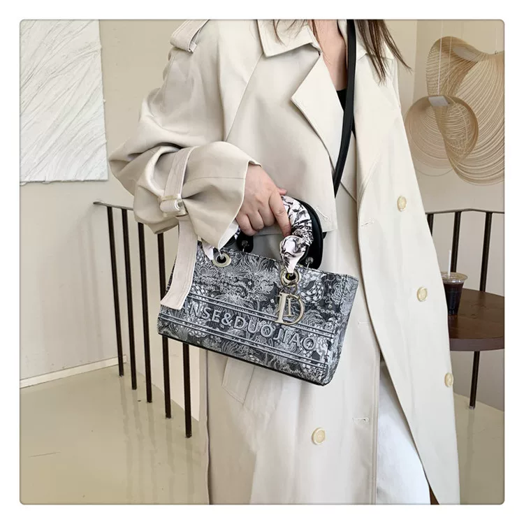 Cross-border high-looking handbag for women new popular niche design Diana bag embroidered shoulder messenger bag 35 undefined