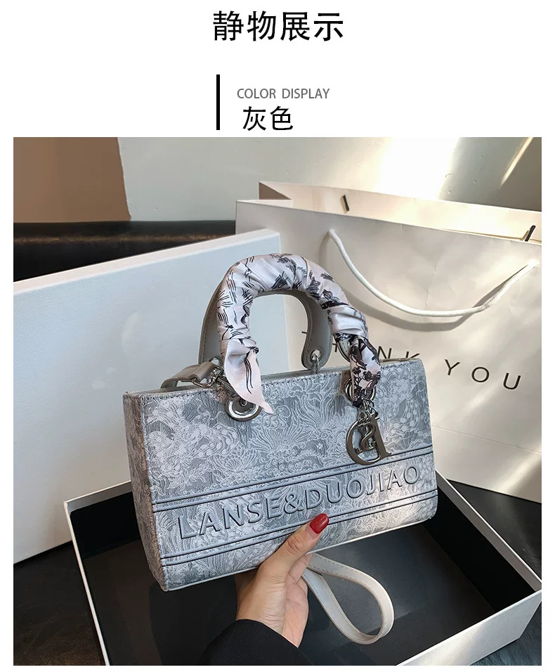 Cross-border high-looking handbag for women new popular niche design Diana bag embroidered shoulder messenger bag 12 undefined