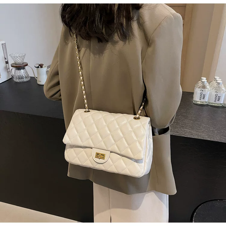 Lingge Chain European and American Retro Fashion Commuter Small Square Bag 28 undefined