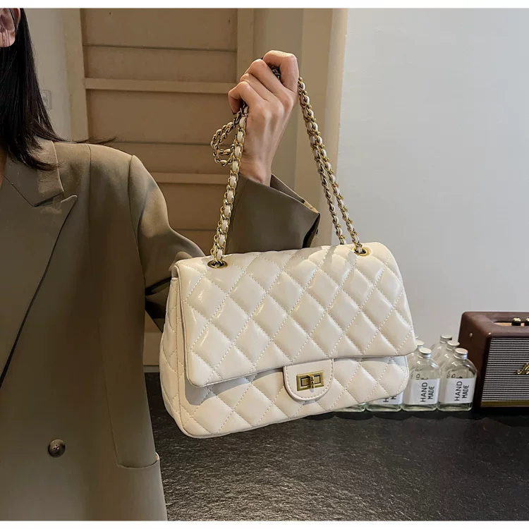 Lingge Chain European and American Retro Fashion Commuter Small Square Bag 32 undefined