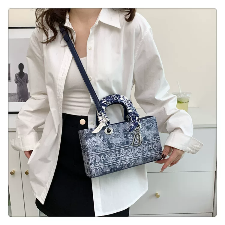 Cross-border high-looking handbag for women new popular niche design Diana bag embroidered shoulder messenger bag 25 undefined