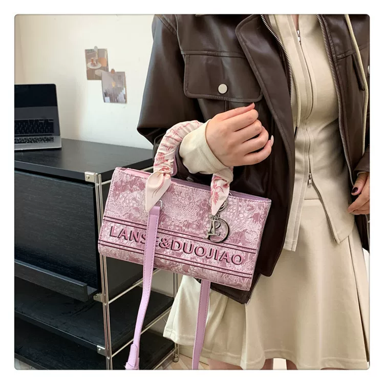 Cross-border high-looking handbag for women new popular niche design Diana bag embroidered shoulder messenger bag 30 undefined