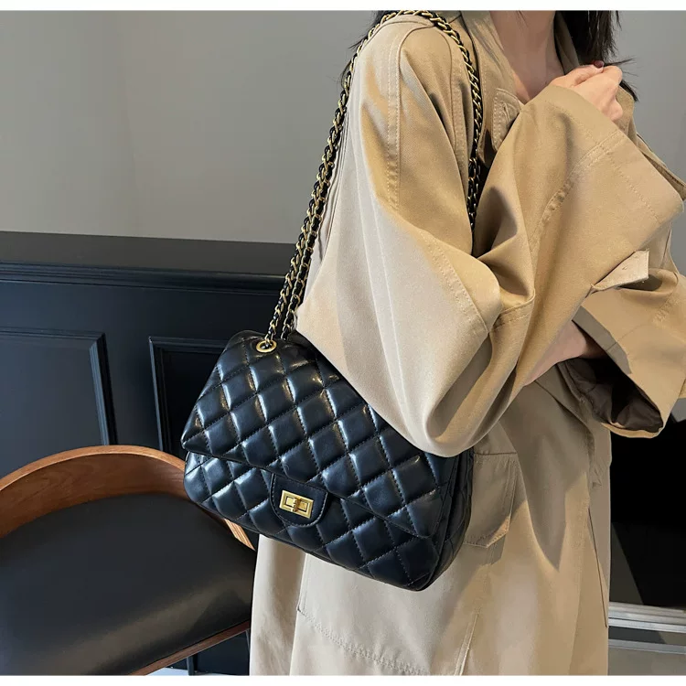 Lingge Chain European and American Retro Fashion Commuter Small Square Bag 17 undefined