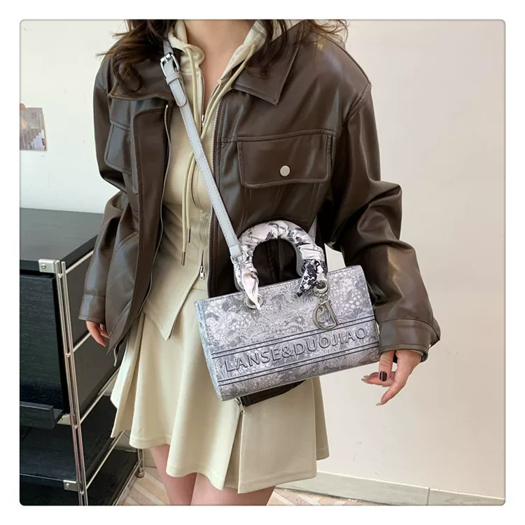 Cross-border high-looking handbag for women new popular niche design Diana bag embroidered shoulder messenger bag 32 undefined