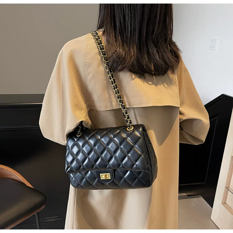 Lingge Chain European and American Retro Fashion Commuter Small Square Bag 15 undefined