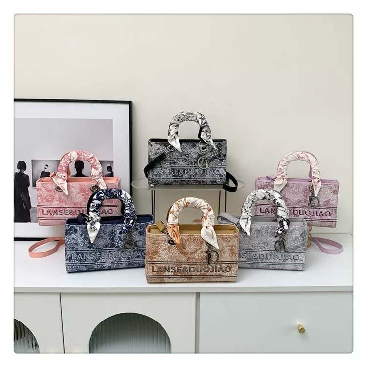 Cross-border high-looking handbag for women new popular niche design Diana bag embroidered shoulder messenger bag 43 undefined