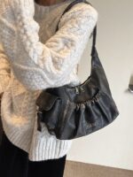 Maillard Vintage Underarm Bag Women's New Fashionable Middle Ancient Pleated Baguette Bag All-match Large Capacity Handbag - Image 3