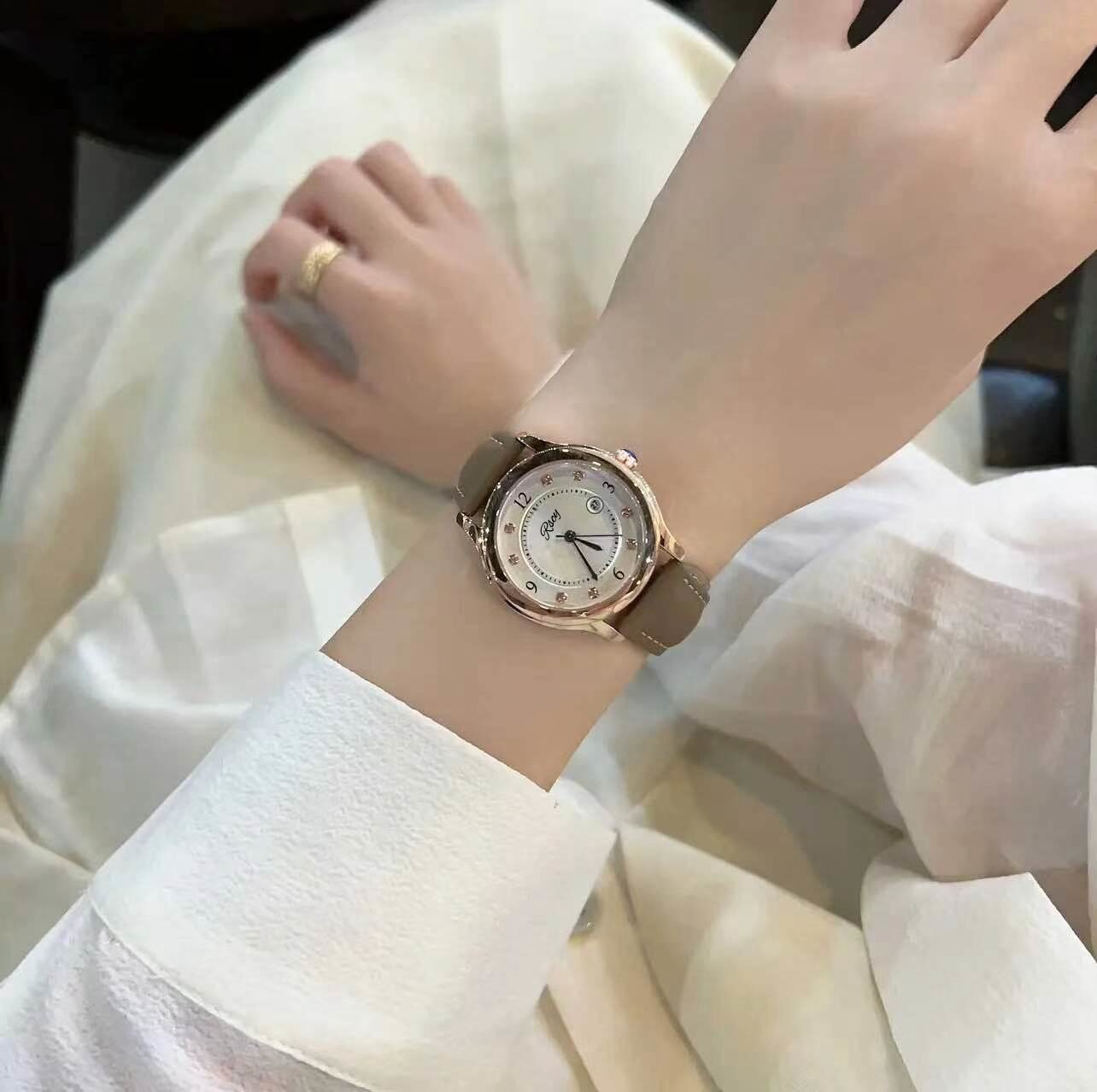 O1CN01sIxaYd2EWTK8pGhvh_2215990528752-0-cib.jpg Live Selling Diamond Confession Balloon Quartz Watch Calendar Personalized Women's Watch Light Luxury CD Buckle Light Luxury Wristwatch - Image 1