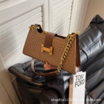 Simple underarm bag women's new H buckle spring and summer crossbody solid color small square bag high-grade stone pattern bag - Image 2
