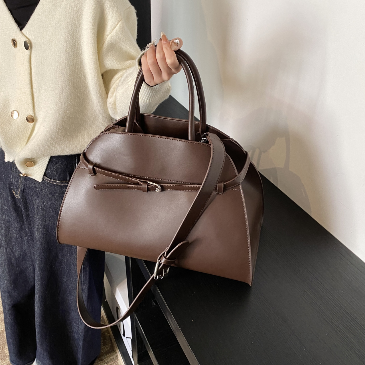 O1CN01cSpqtA2DKjcqwAhHu_2217723298591-0-cib.jpg Large capacity retro handbag women's new relaxation r.ow12 fashion high-end niche design tote bag - Image 1